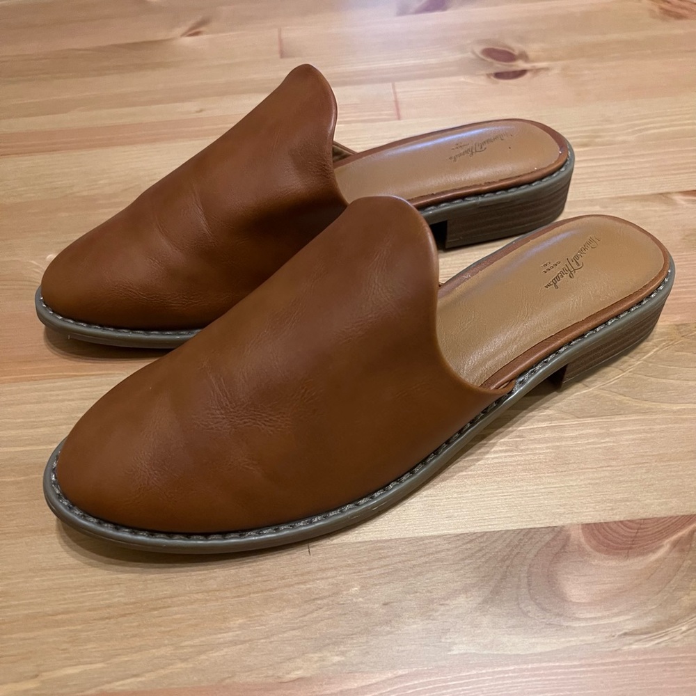 Gently used Universal Thread Mules. Never worn outside/In home try on. • Size 8